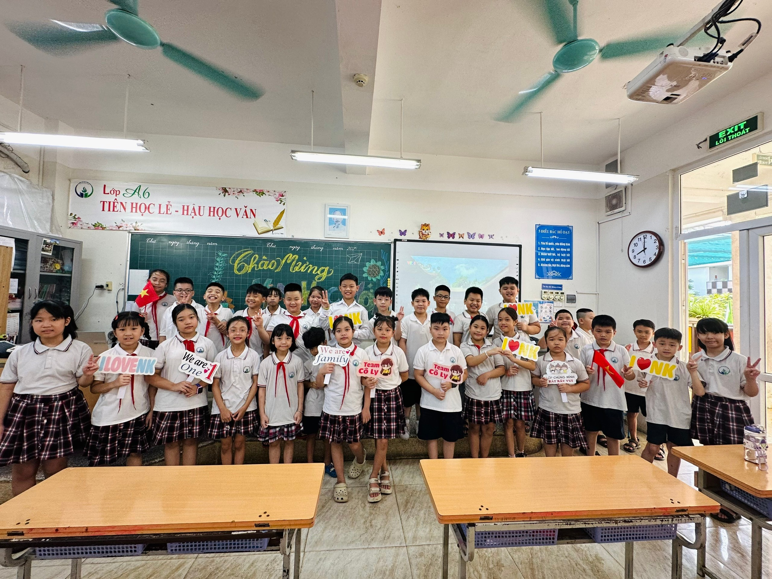 A group of children in a classroom

AI-generated content may be incorrect.