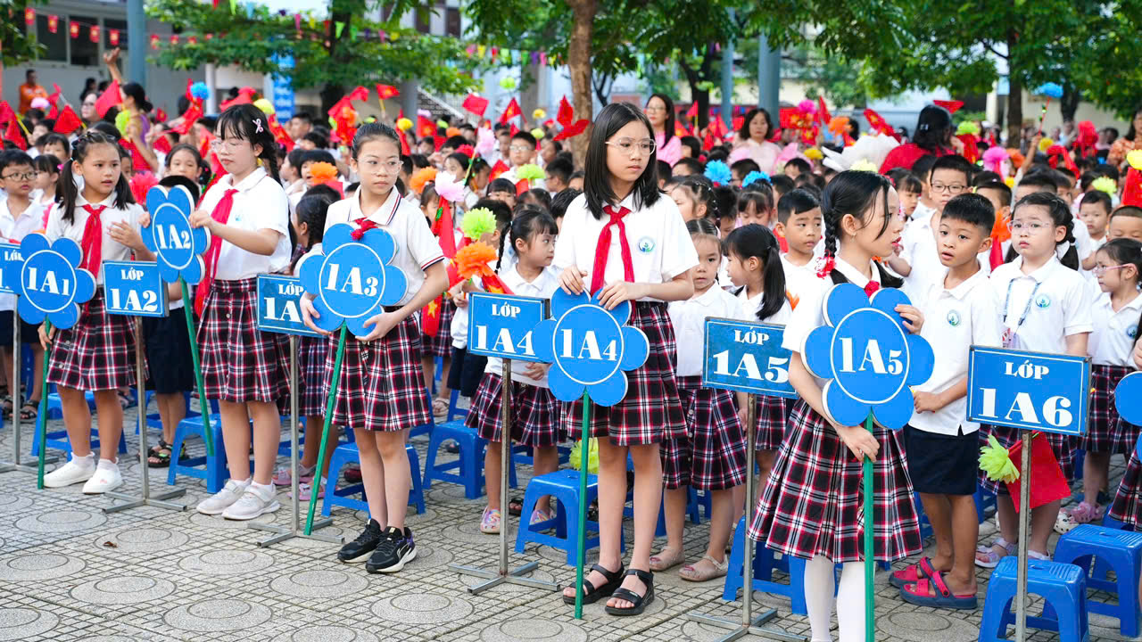 A group of children holding signs

Description automatically generated