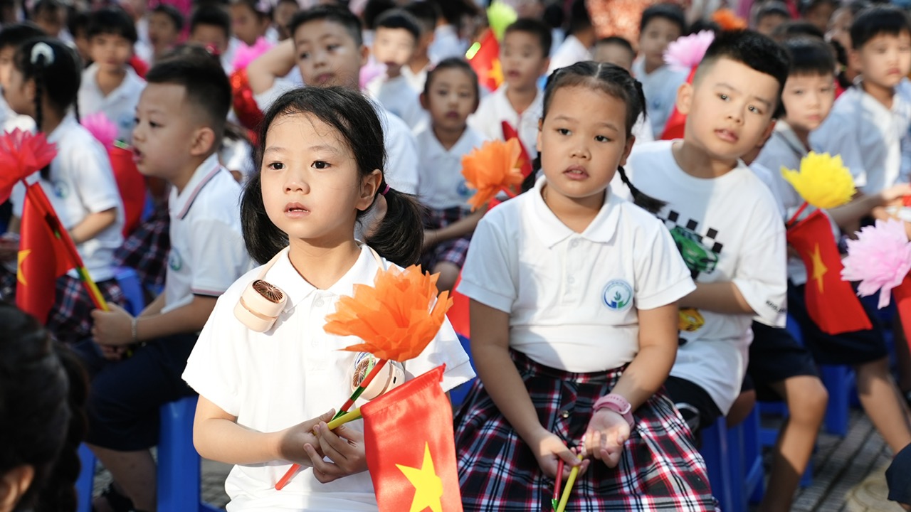A group of children in a parade

Description automatically generated