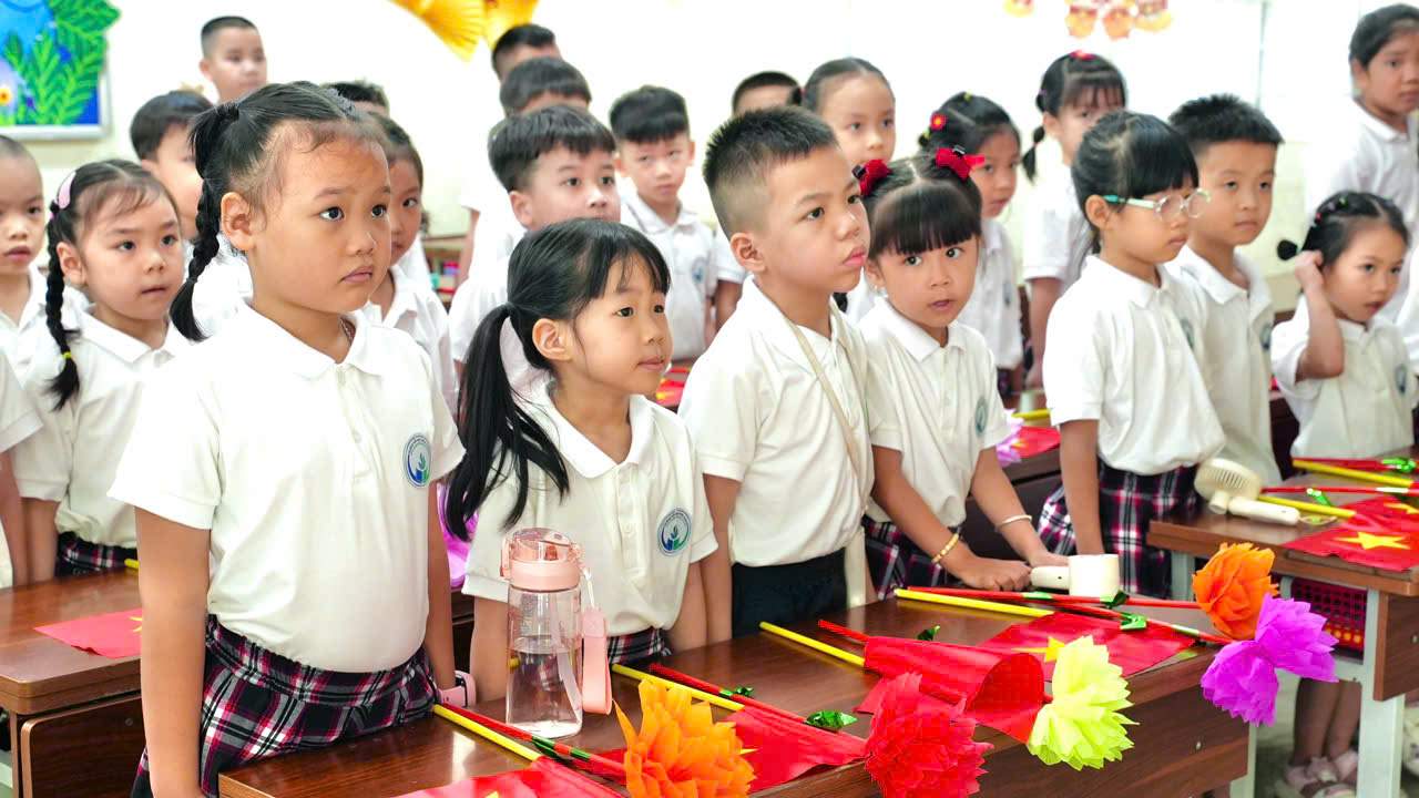 A group of children in a classroom

Description automatically generated