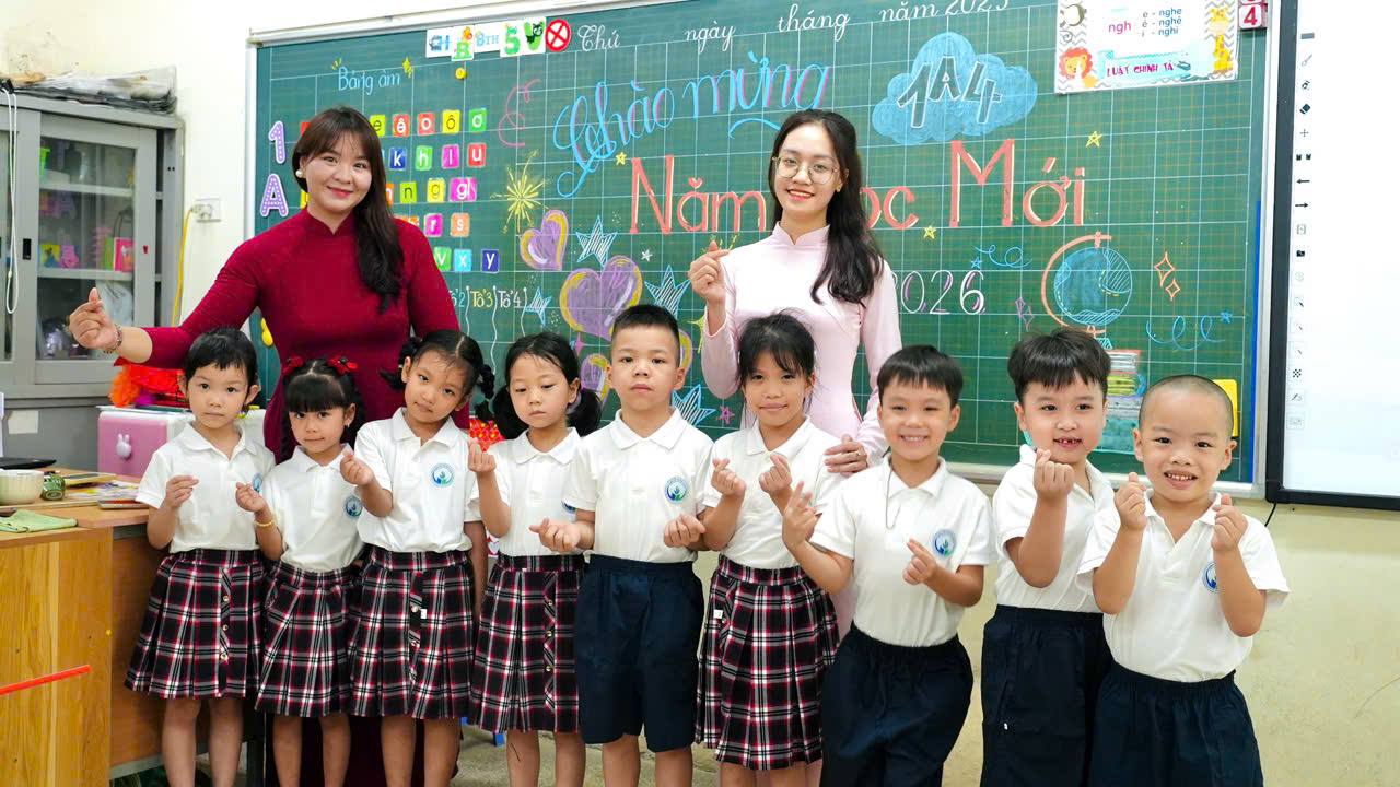 A group of children and a person standing in front of a chalkboard

Description automatically generated