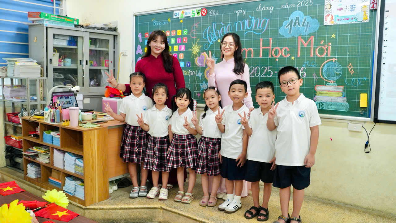 A group of children and a person standing in front of a chalkboard

Description automatically generated