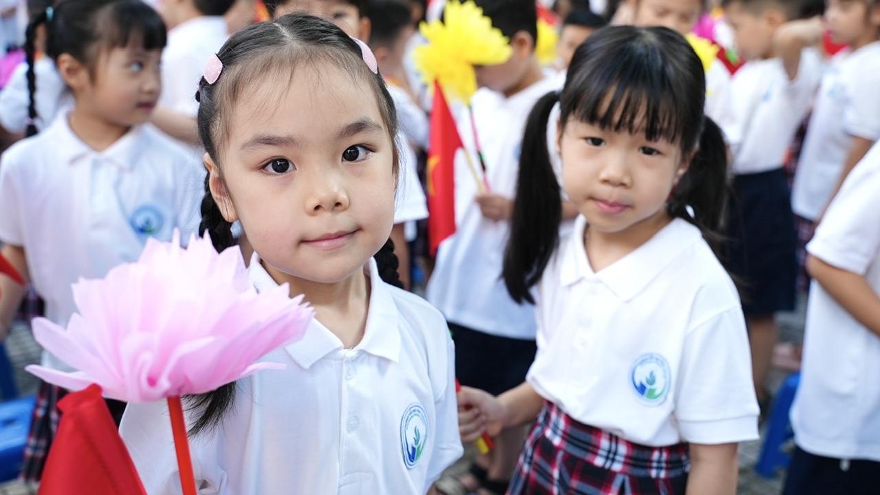 A group of children in uniform

Description automatically generated
