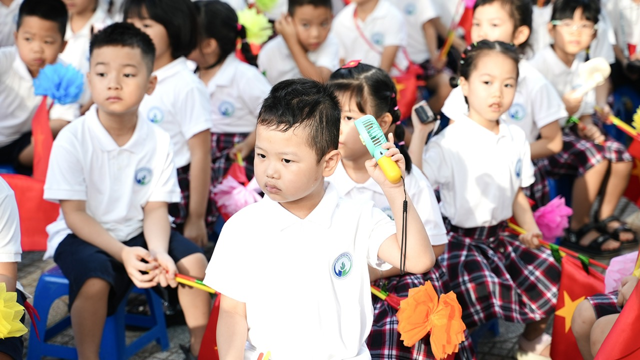 A group of children in a parade

Description automatically generated