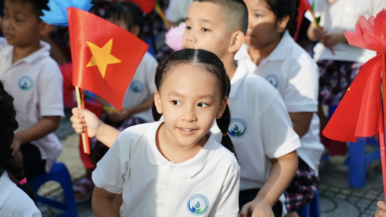 A group of children holding flags

Description automatically generated