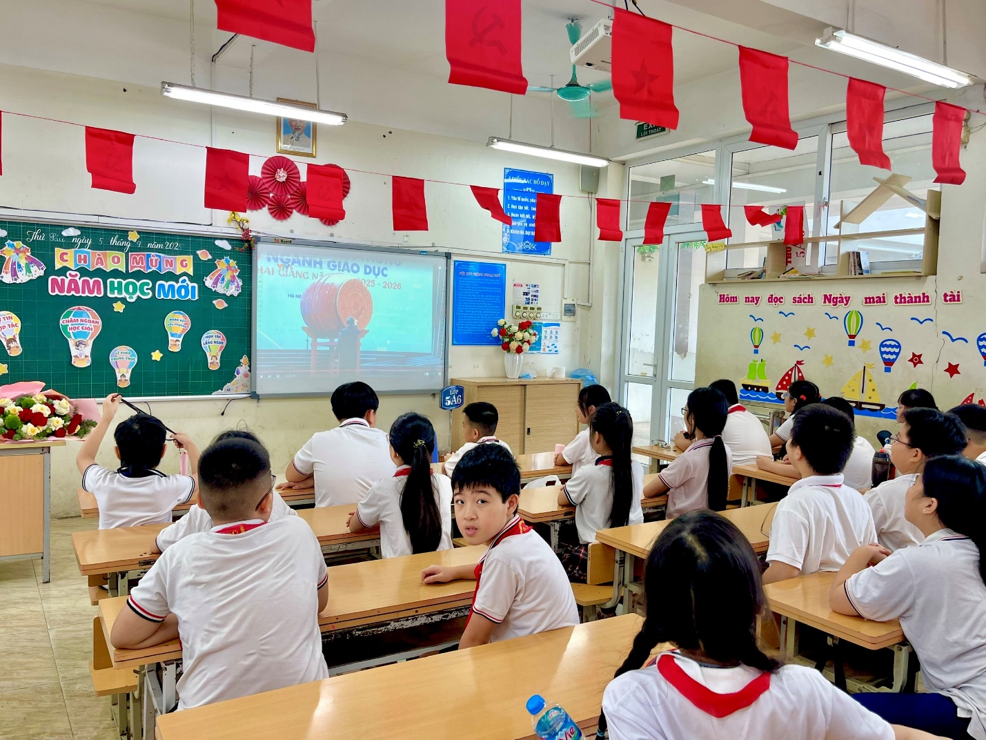 E:\ẢNH 5A6\1. KHAI GIẢNG\z6981223848614_a4be040f17c64f0fc9fa315bced8d2ec.jpg