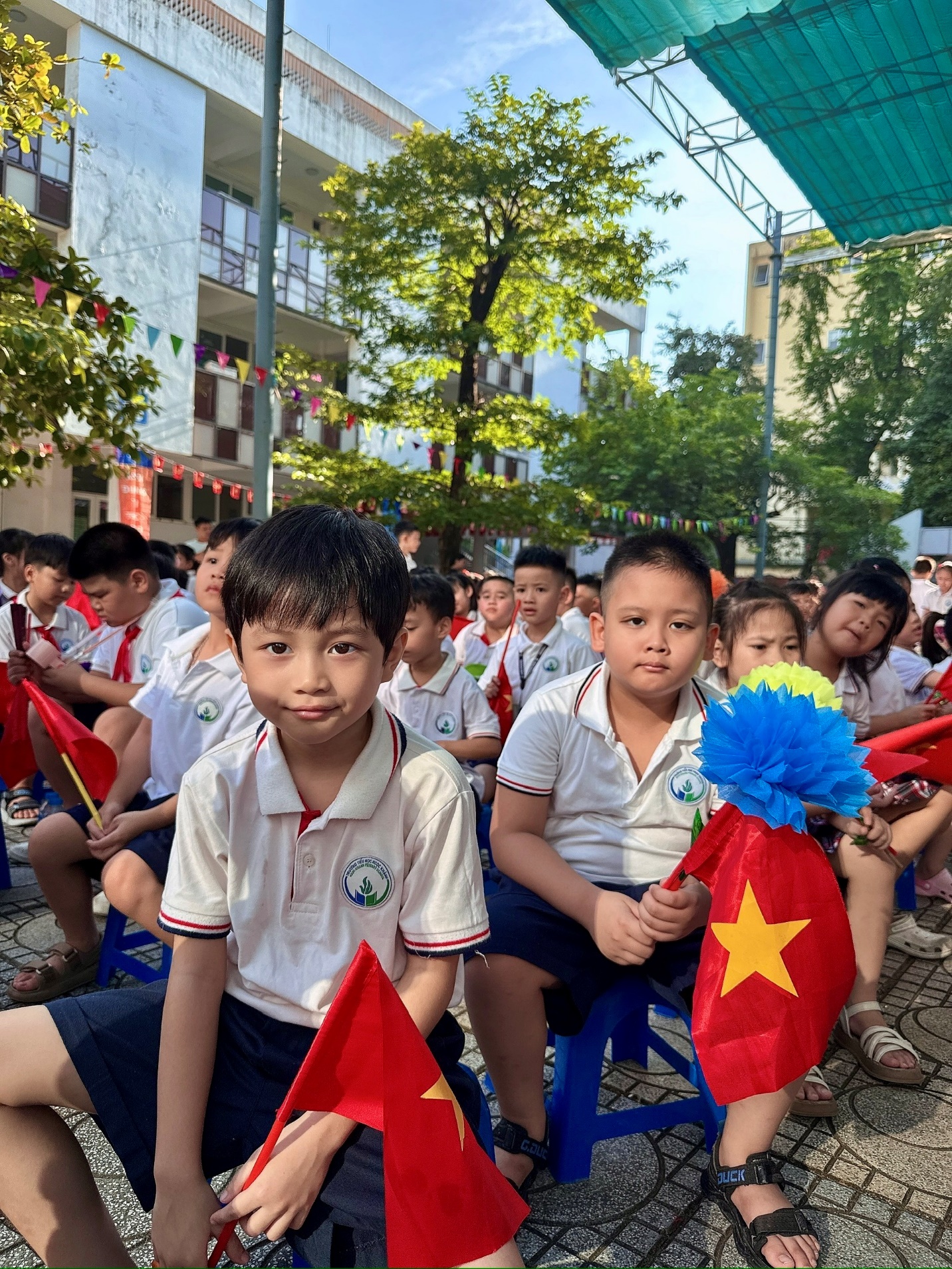 A group of children sitting on chairs
Description automatically generated