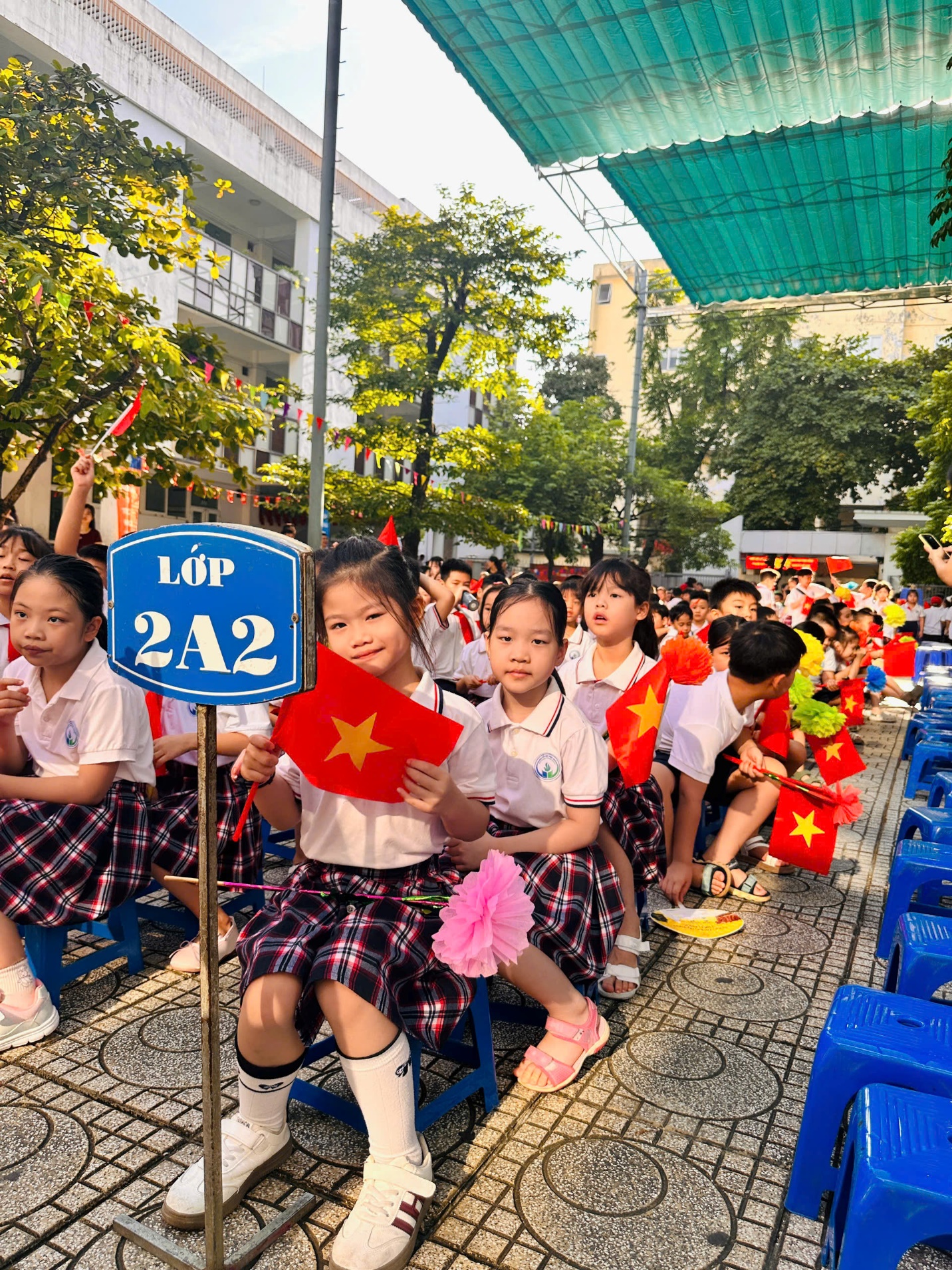 A group of children sitting on chairs
Description automatically generated