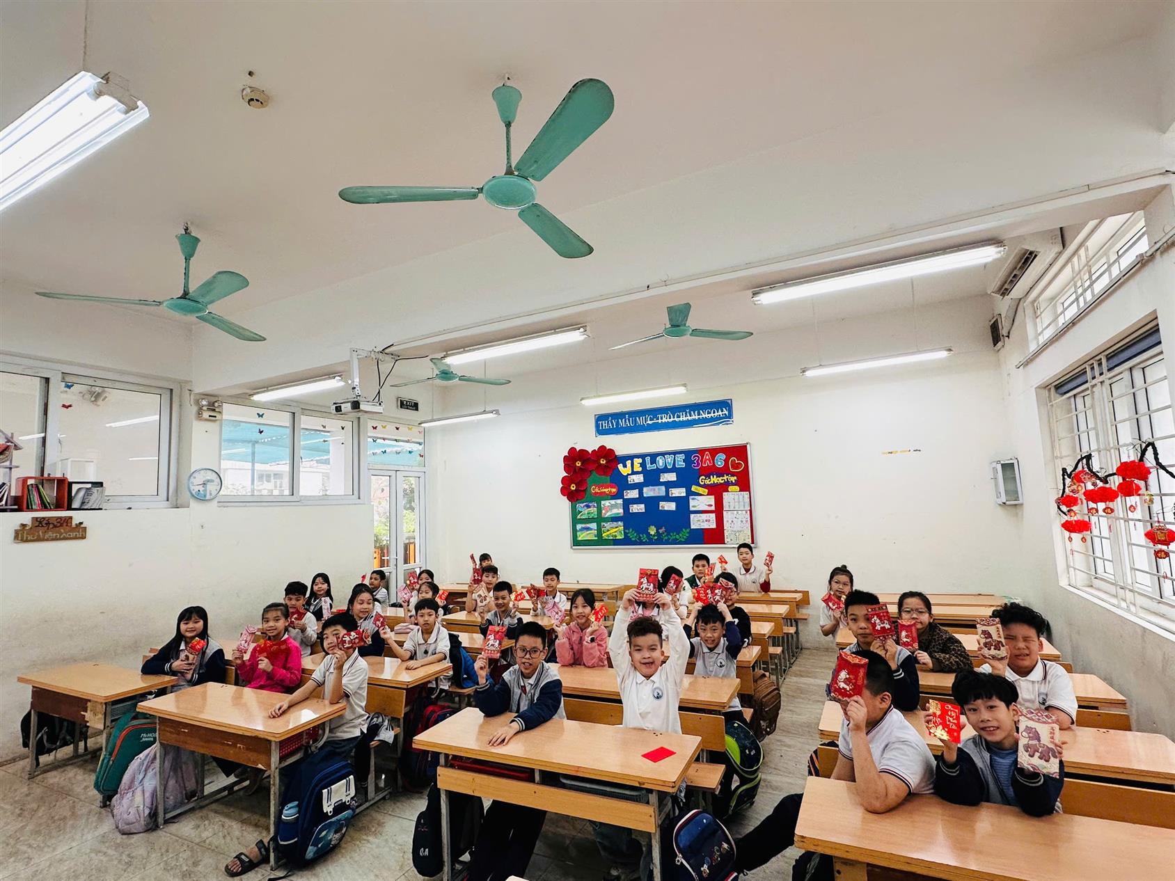 Rộn ràng chào xuân – Học sinh lớp 3A6 vui trả lời câu hỏi Tết, nhận lì xì may mắn