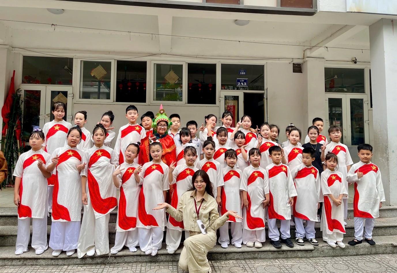 Lớp 1A2 trao gửi yêu thương tại Hội thi “Tỏa sáng tuổi học trò”.