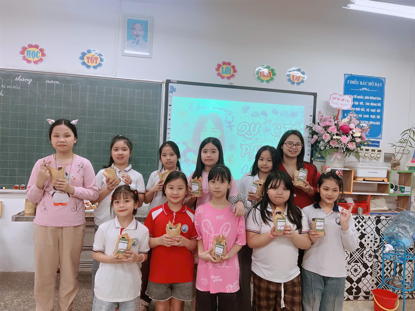 TẬP THỂ 4A3_ MÓN QUÀ 8/3 ĐẦY XÚC CẢM