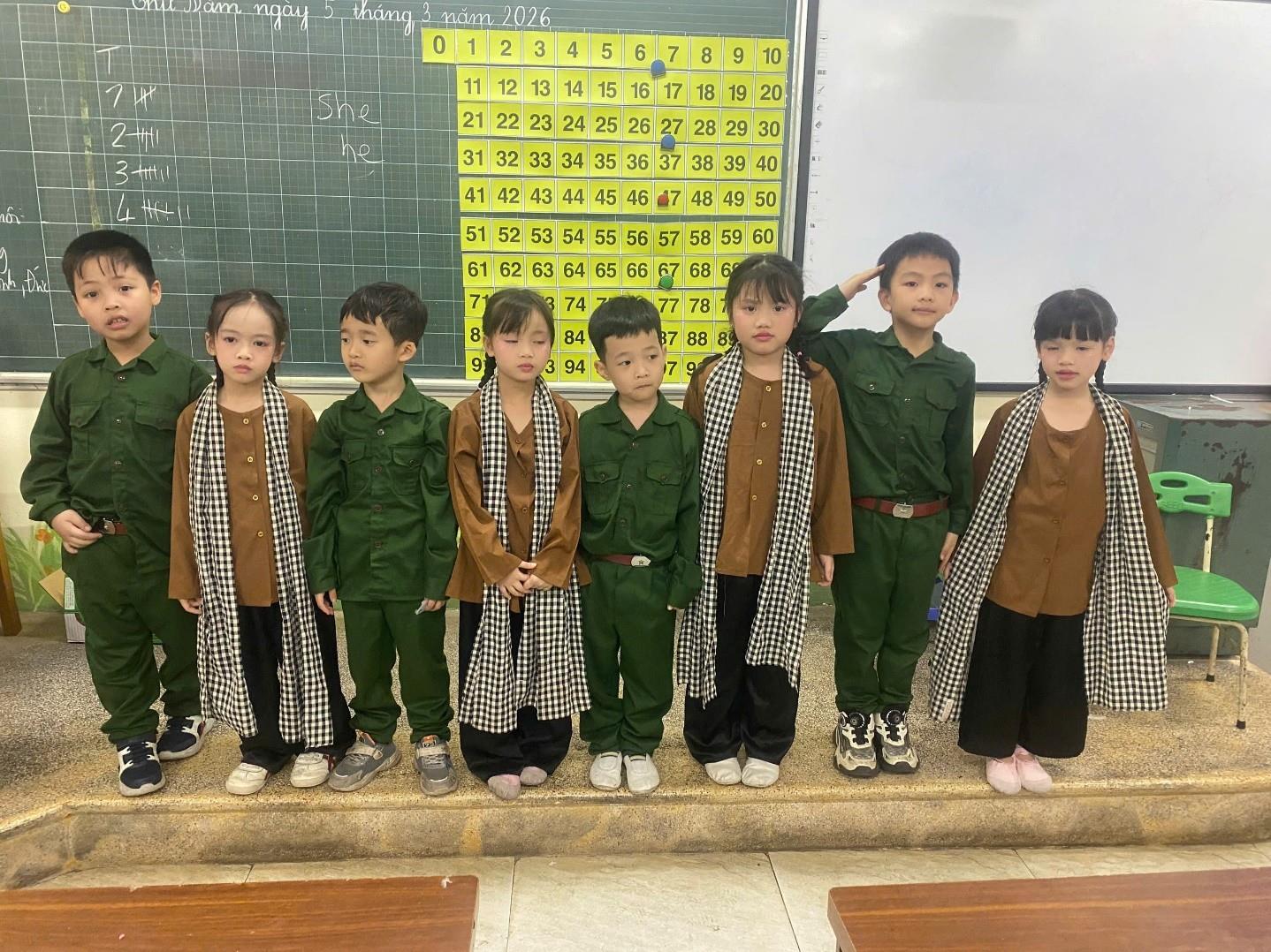 Cô trò lớp 1A3 Chào mừng ngày Quốc tế phụ nữ 8/3.