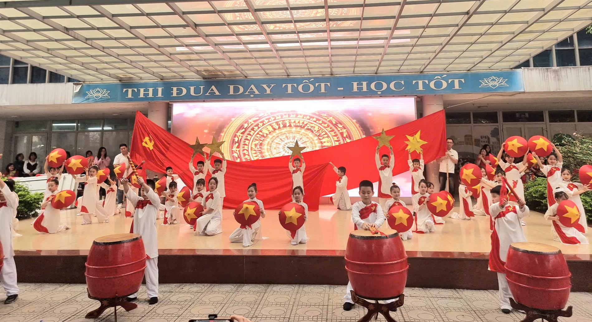 Lớp 3A4 - Tỏa sáng tuổi học trò chào mừng ngày Quốc tế phụ nữ