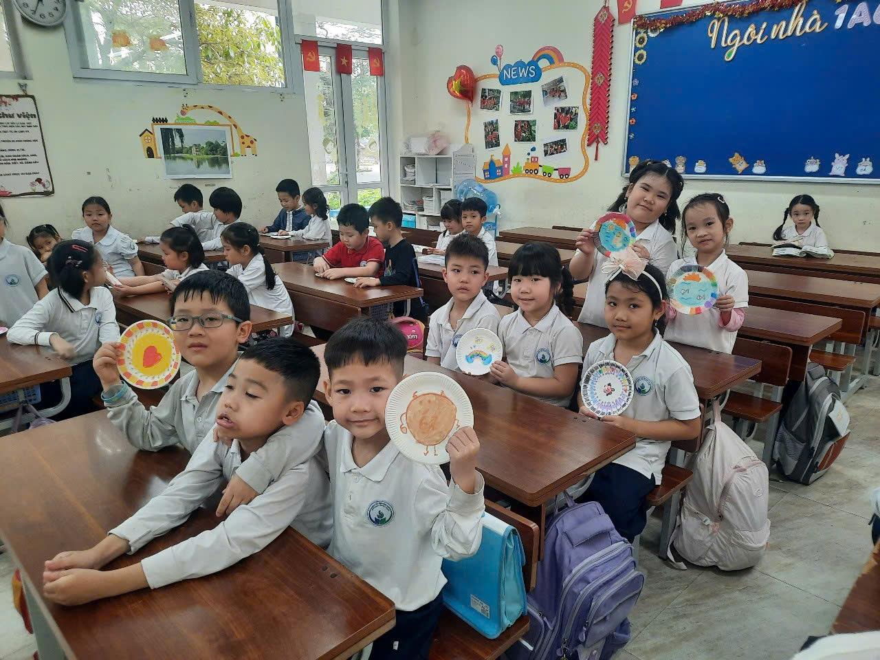 Các bạn nhỏ lớp 1A6 sáng tạo với vật liệu tái chế