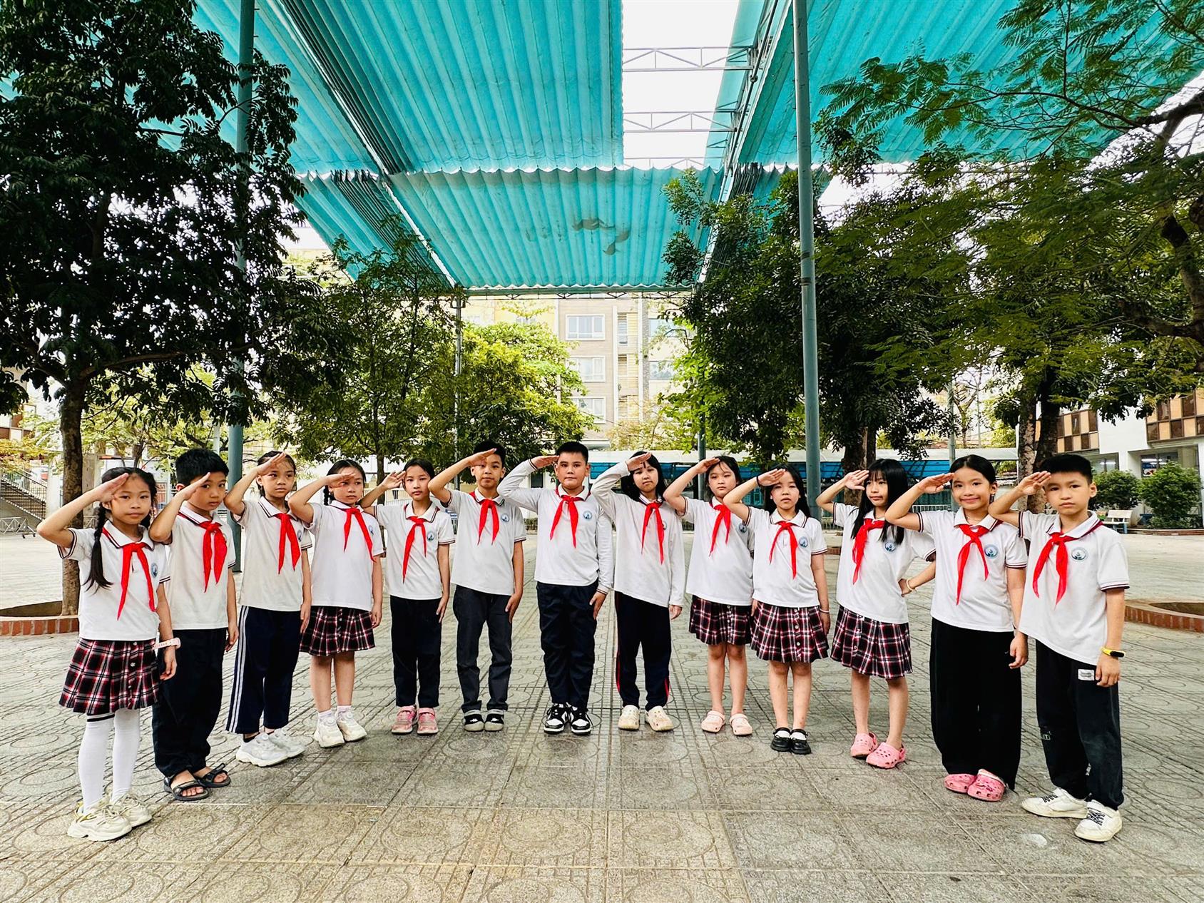 Học sinh lớp 3A6 tham dự lễ kết nạp Đội đầy ý nghĩa