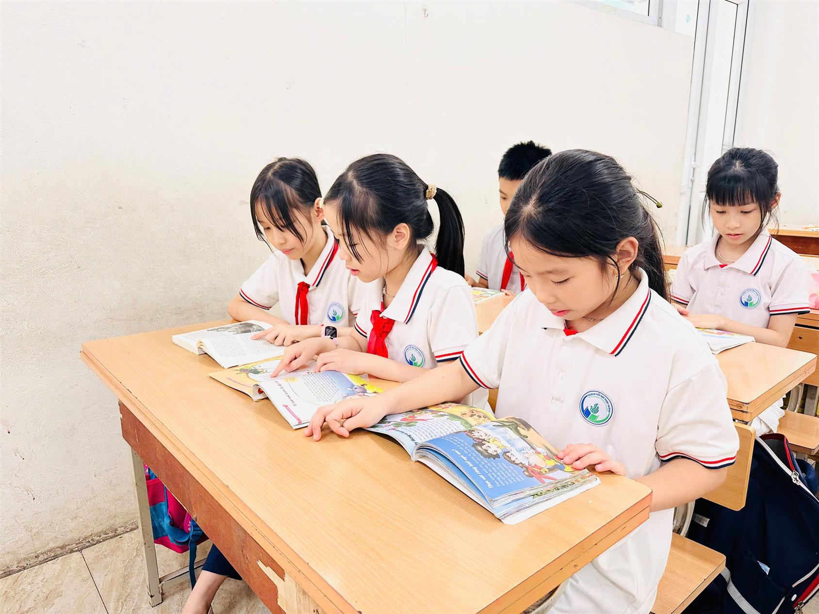 Học sinh lớp 3A6 say mê đọc sách tại “Thư viện xanh”