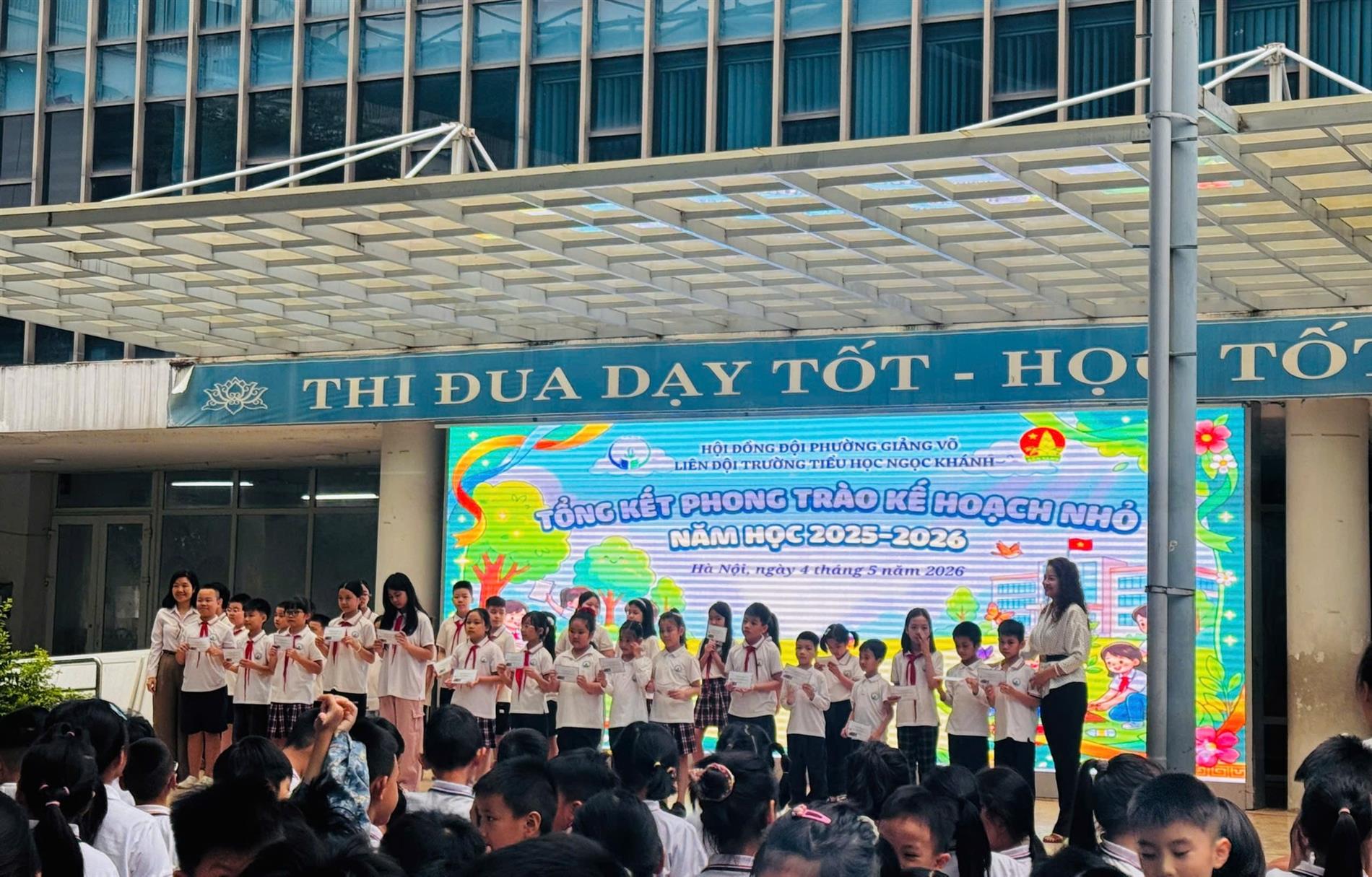 Học sinh lớp 4A4 nô nức thu gom giấy vụn để hưởng ứng phong trào Kế hoạch nhỏ và ủng hộ sách cũ cho những bạn hoàn cảnh khó khăn.