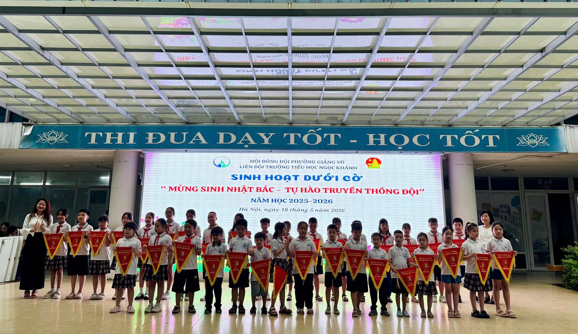 Sinh hoạt dưới cờ tuần 34: Rộn ràng niềm vui mừng sinh nhật Bác và tự hào tập thể 2A4!